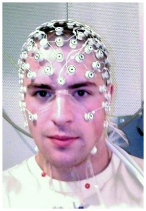 EEG-mittauksessa käytettävä päähine elektrodeineen